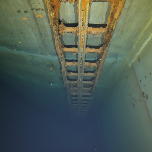 Sprinklertank-Inspektion: Betontank, 15 Jahre – Inspektion Stahltraeger Rohrschellen Stark Korrodiert Deckensicht