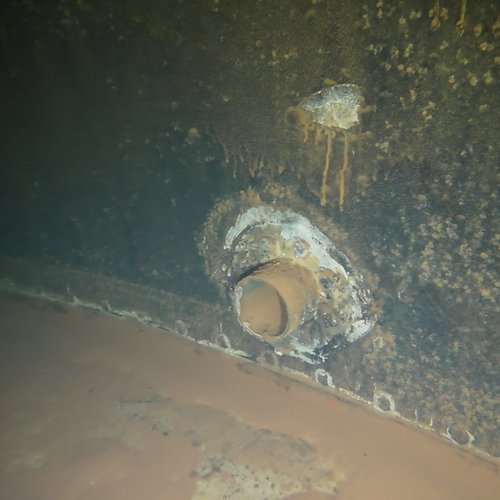 Sprinklertank-Inspektion: Stahltank, 15 Jahre – Inspektion Flansch Korrosion Kalkablagerungen Bodensicht